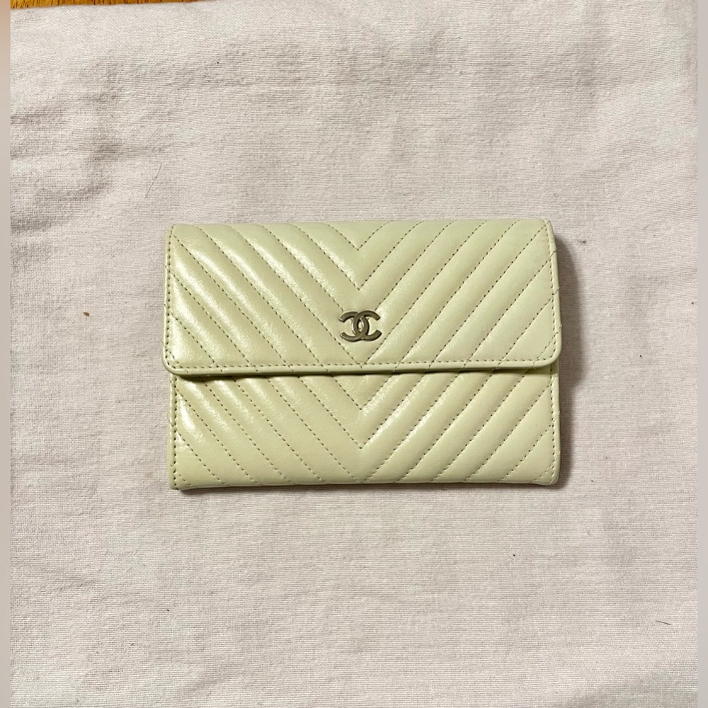 CHANEL V Clutch / Wallet on Chain - Picture 4 of 14